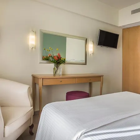 Ionian Plaza & מלון 4*
