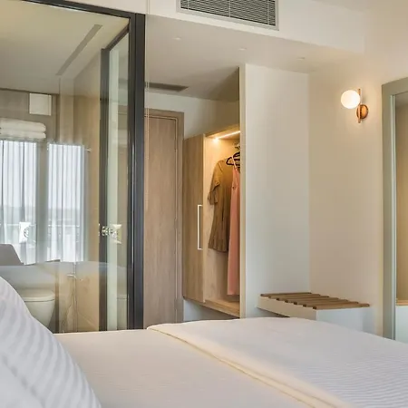 מלון Ionian Plaza & 4*