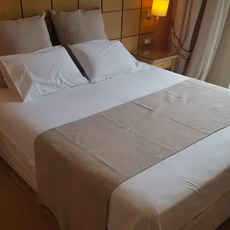 Ionian Plaza & ホテル 4*